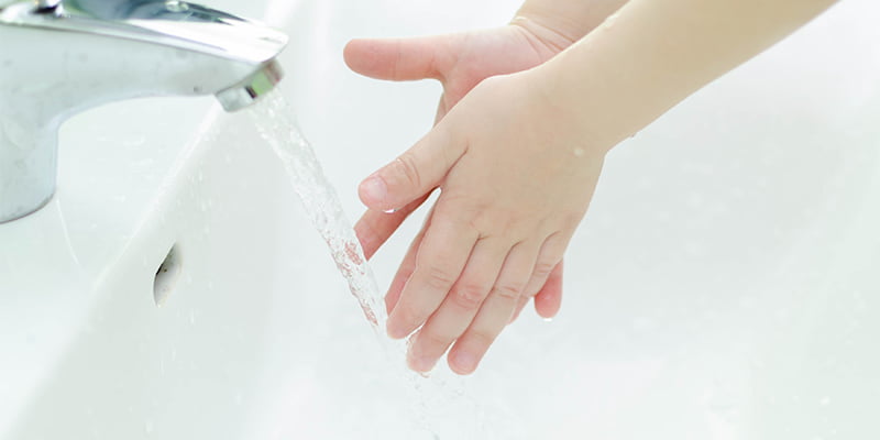 Hướng dẫn bé tự rửa tay sạch để phòng dịch Covid-19